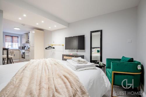 En eller flere senge i et værelse på Guest Stays - Bridge Street Studio 2