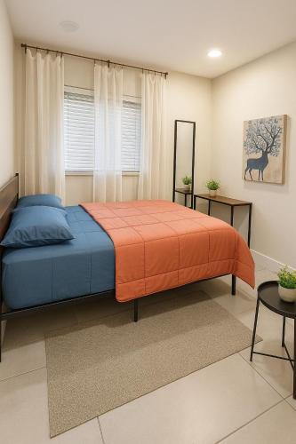 een slaapkamer met een groot bed en een oranje deken bij Paradiso Shores in Miami