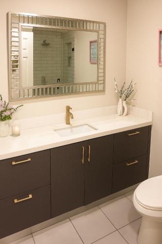 a bathroom with a sink and a mirror at Paradiso Shores in Miami