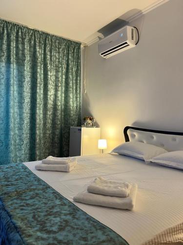 En eller flere senge i et værelse på Casa Cristian