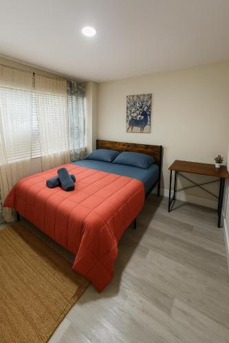 een slaapkamer met een groot bed met een rode deken bij Paradiso Shores in Miami