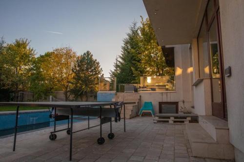 een tafeltennistafel voor een huis bij Villa with Pool Bragadiru in Bragadiru