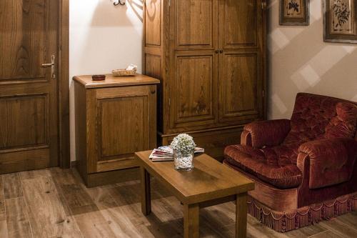 un soggiorno con un divano e un tavolino da caffè di Agriturismo Rio Coverino a Borghetto