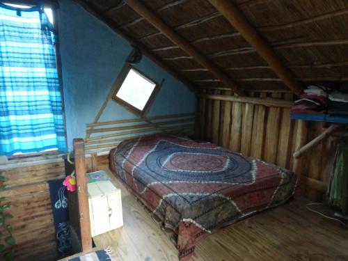 a bedroom with a bed in a room with a window at la remansa in Neptunia