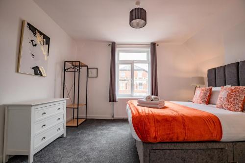 ein Schlafzimmer mit einem Bett mit einer Kommode und einem Fenster in der Unterkunft Bromyard Flat 3 - Relax & Unwind in Worcester