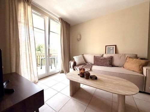 a living room with a couch and a coffee table at Le Clos de Beaune in Levernois