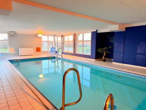 een groot zwembad in een hotelkamer bij Le Clos de Beaune in Levernois