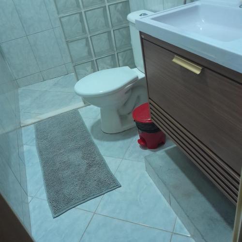 een badkamer met toilet en wastafel bij Casa Valen com 2 quartos in Rio de Janeiro