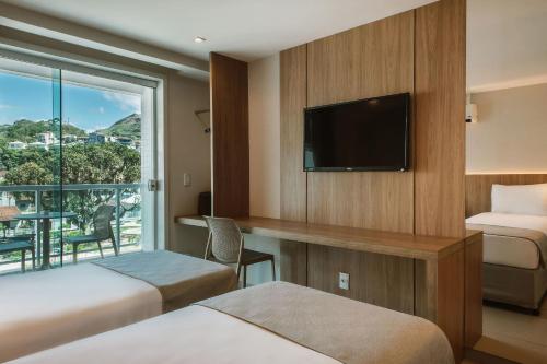 En eller flere senge i et værelse på Angra Beach Hotel