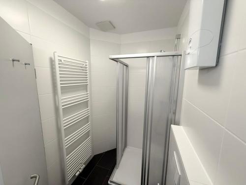 Et badeværelse på GM Rooms in Laatzen bei Hannover