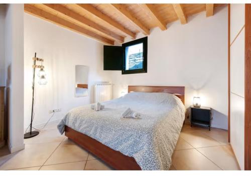 una camera da letto con un letto e una TV a parete di LAKEly Nest a Sale Marasino