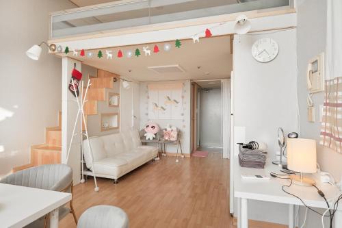 un soggiorno con un divano e un tavolo di House with Park View a Bucheon