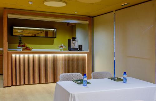 een vergaderruimte met een tafel waarop twee flessen water staan bij Hotel Sercotel Plana Onda in Onda