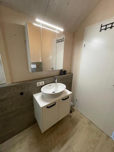 Koupelna v ubytování Moderne Maisonette-Ferienwohnung mit Dachterrasse, Waldblick & Parkplatz