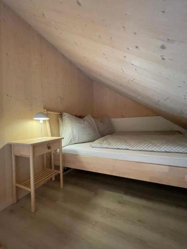 Postel nebo postele na pokoji v ubytování Moderne Maisonette-Ferienwohnung mit Dachterrasse, Waldblick & Parkplatz