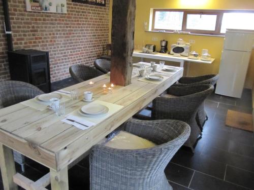 una mesa de madera con sillas alrededor en una habitación en B&B Bodegem en Dilbeek