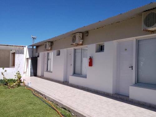 a side view of a white building at Habitaciones Brisas Místicas in Las Grutas