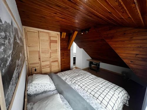 una piccola camera da letto con un letto in mansarda di Apartament "Na Górskim Szlaku" Rabka-Zdrój a Rabka-Zdrój