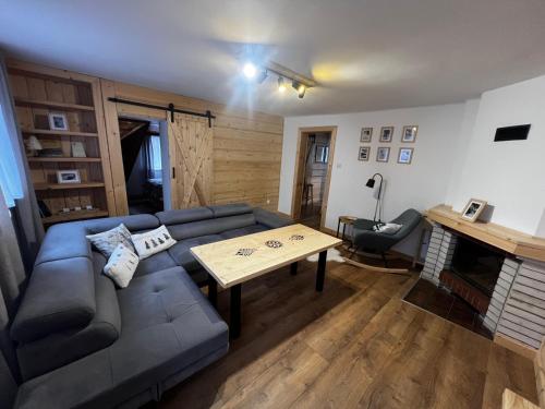 un soggiorno con un divano e un tavolo di Apartament "Na Górskim Szlaku" Rabka-Zdrój a Rabka-Zdrój