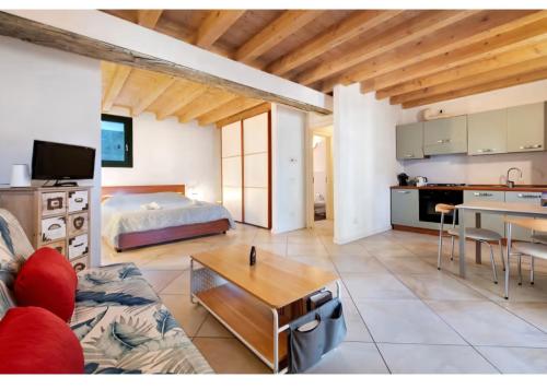 un soggiorno con divano, letto e tavolo di LAKEly Nest a Sale Marasino