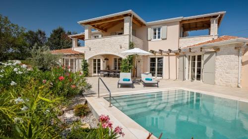 Family villa Rapavel with pool in Visnjan