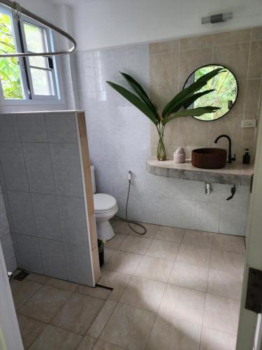 une salle de bain avec toilettes et une plante en pot dans l'établissement Feel Home, à Hinkong