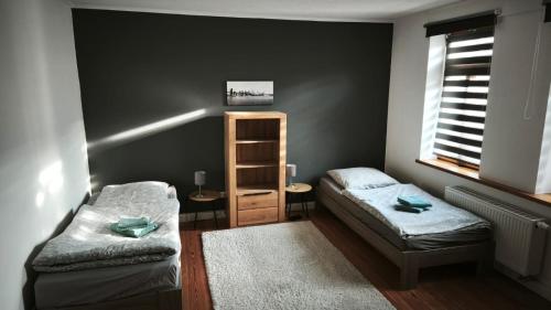 una camera con due letti e una mensola e una finestra di Hardtmühle Momberg a Momberg