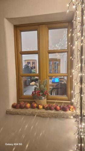 een raam met een bos fruit op de vensterbank bij La Corte del Glicine in Villa di Tirano