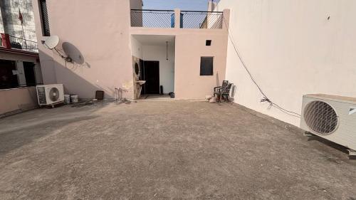 een lege parkeerplaats voor een gebouw bij ProxyHome in Kalka