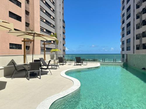 a swimming pool in the middle of two buildings at HY Apartaments & Hotels-Boa Viagem in Recife