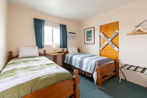 una camera da letto con due letti e una finestra di Ala Cozy Motel a Coulee City