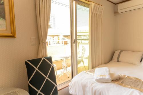 a bedroom with a window with a view of a patio at 九洲別苑 in Osaka