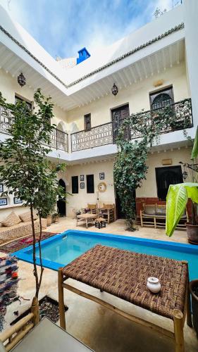 un soggiorno con piscina e una casa di Riad 46 a Marrakech