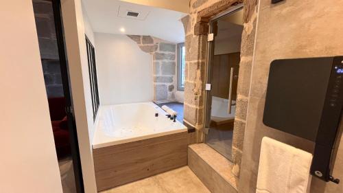 un bagno con vasca e lavandino di Château du Theil a Ussel