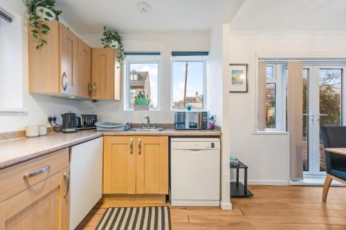 Kuchyň nebo kuchyňský kout v ubytování Comfortable 4-BDR House, Sleeps 7, WIFI, Secure Parking