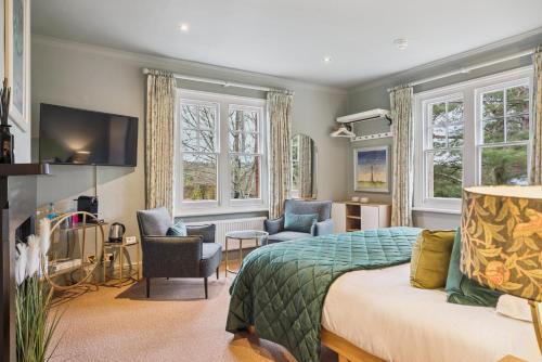 亨利昂泰晤士Flower Pot Hotel的一间带床的卧室和一间客厅