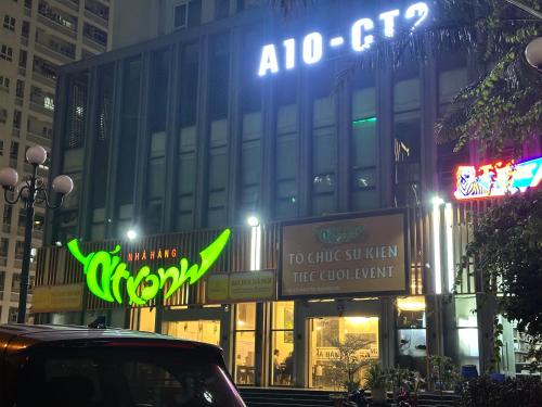 un edificio con un'insegna al neon di fronte di Hoà Bình 505TK21 a Hanoi