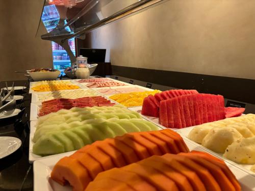 un buffet de différents types de denrées alimentaires en exposition dans l'établissement Promenade Soho Campos dos Goytacazes - OFICIAL, à Campos dos Goytacazes