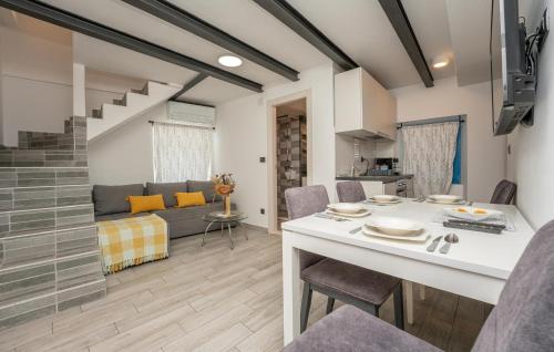 Khu vực ghế ngồi tại Luxurious Apartment In Biograd With Wifi