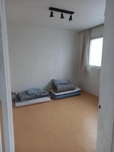 En eller flere senge i et værelse på Ibb buchen 4f first room short term rental