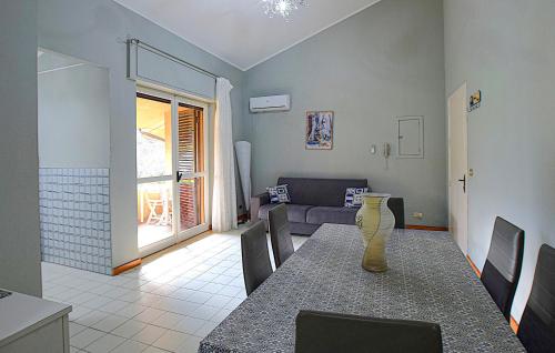 Et opholdsområde på Gorgeous Apartment In Drapia With Swimming Pool