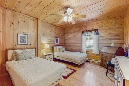 een slaapkamer met twee bedden en een plafondventilator bij Chimney Hill Retreat in Wilmington