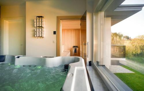 Swimmingpoolen hos eller tæt på Cozy Home In Varazdin Breg With Sauna