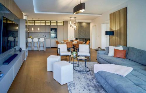 Et tv og/eller underholdning på Cozy Home In Varazdin Breg With Sauna