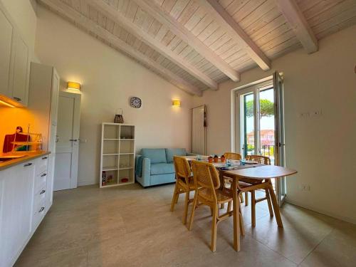 a kitchen and dining room with a table and chairs at -La Bella Ameglia- Private Parking in Luni