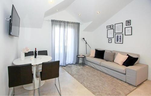 2 Bedroom Stunning Apartment In Supetar
