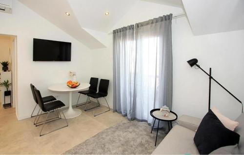 2 Bedroom Stunning Apartment In Supetar