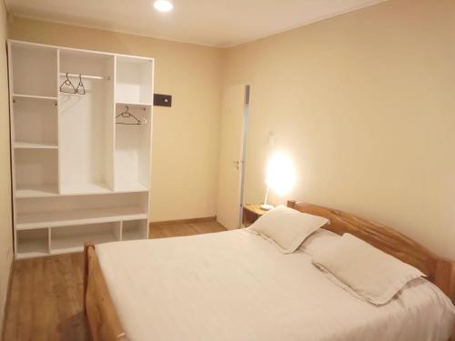 Postel nebo postele na pokoji v ubytování Hermosa casa con patio a una cuadra del lago