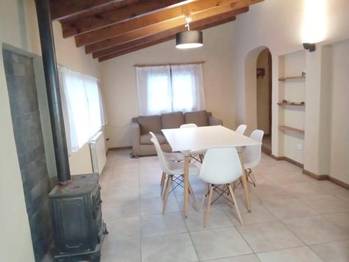 Posezení v ubytování Hermosa casa con patio a una cuadra del lago