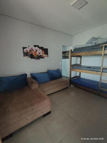 a room with two bunk beds and a couch at Casa com piscina,tipo kitnet, próximo ao Centro in Cotia
